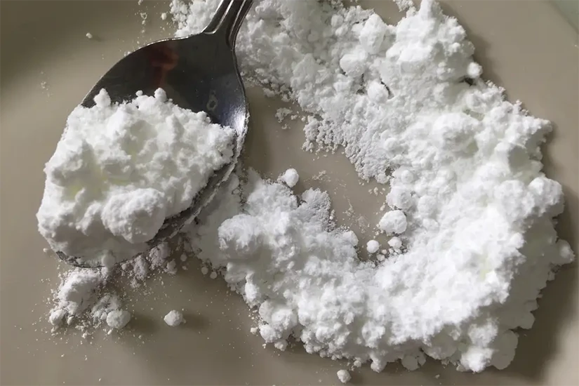 کافئین خالص به شکل پودر سفید رنگ