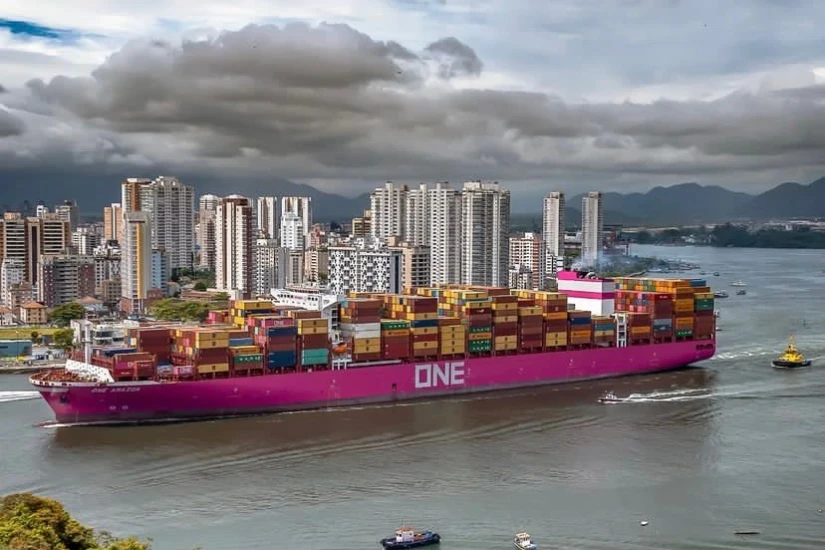 کشتی باری در بندر سانتوس برزیل